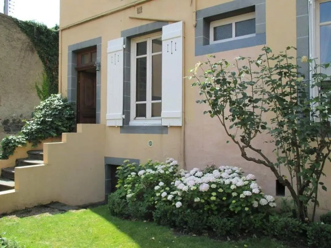 Propriete Charbaymond Bed & Breakfast Clermont-Ferrand 0*,  France